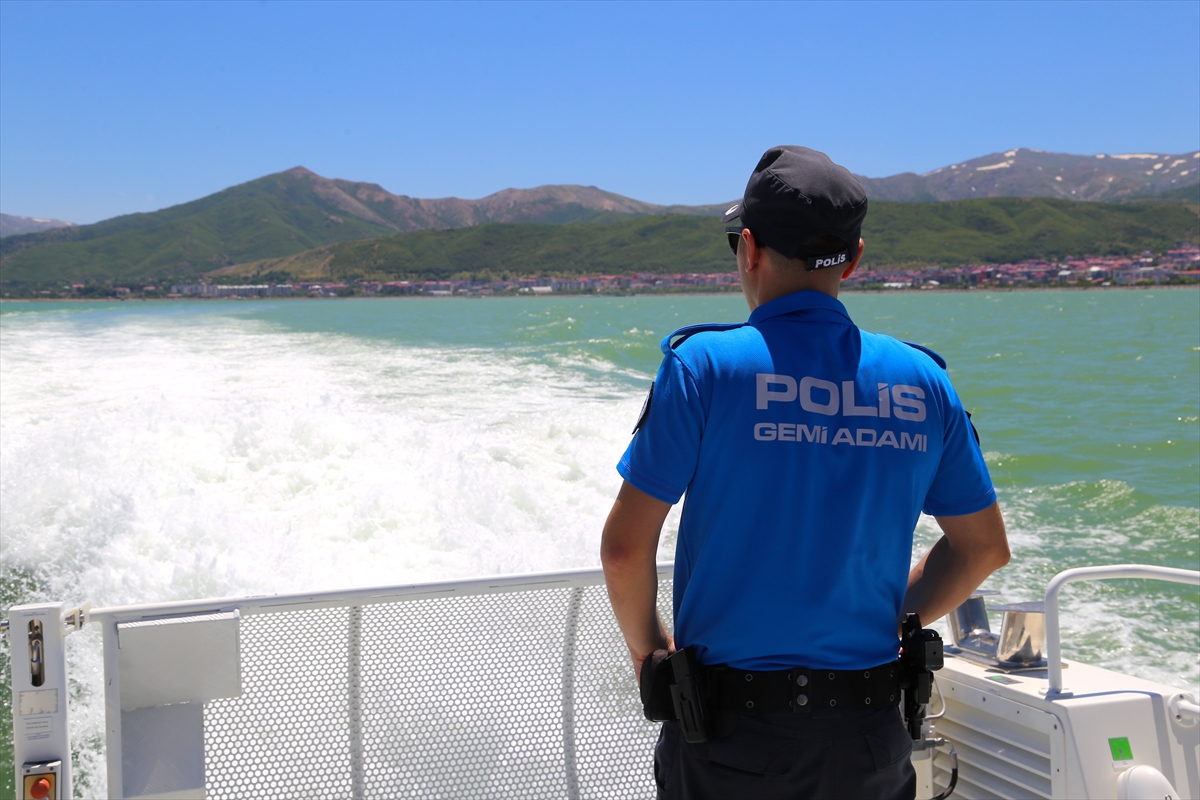Deniz polisleri, Van Gölü'nde inci kefali nöbetinde