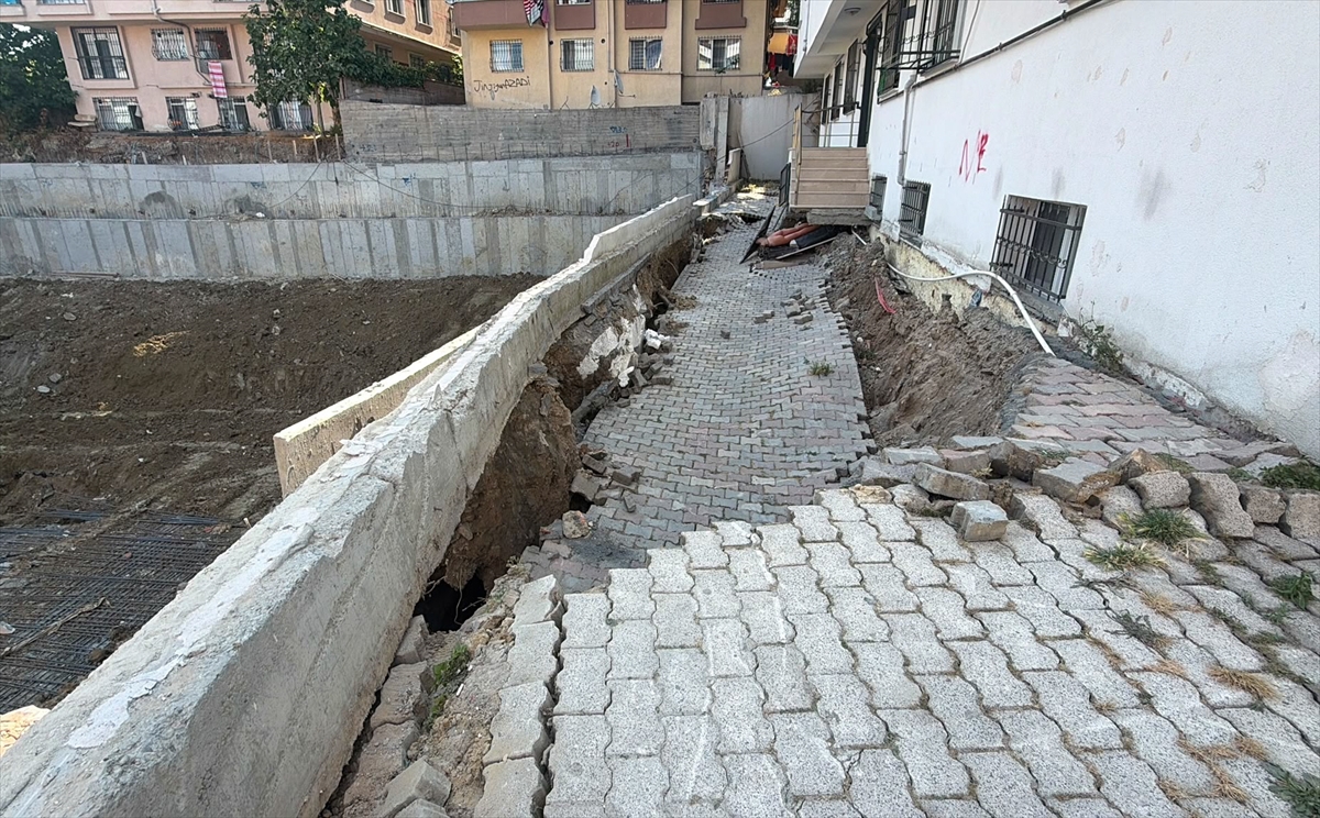 Küçükçekmece'de giriş katında çökme meydana gelen 5 katlı bina boşaltıldı