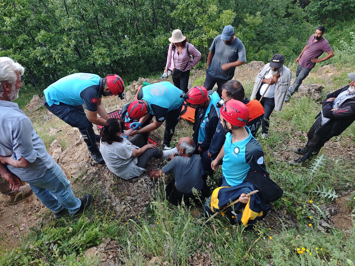 Tunceli’de dağda ayağı kırılan kadın sedyeyle 2 kilometre taşınıp ambulansa ulaştırıldı