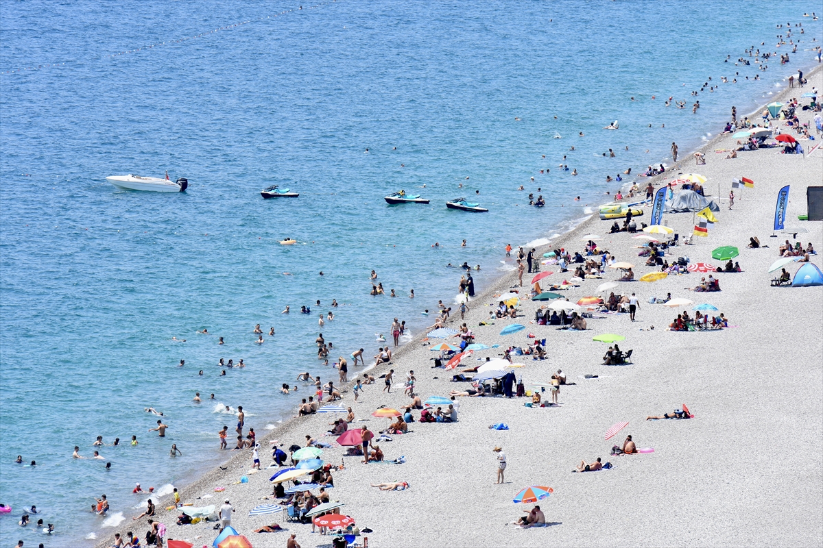 Antalya'da sıcak hava nedeniyle sahillerde yoğunluk yaşandı