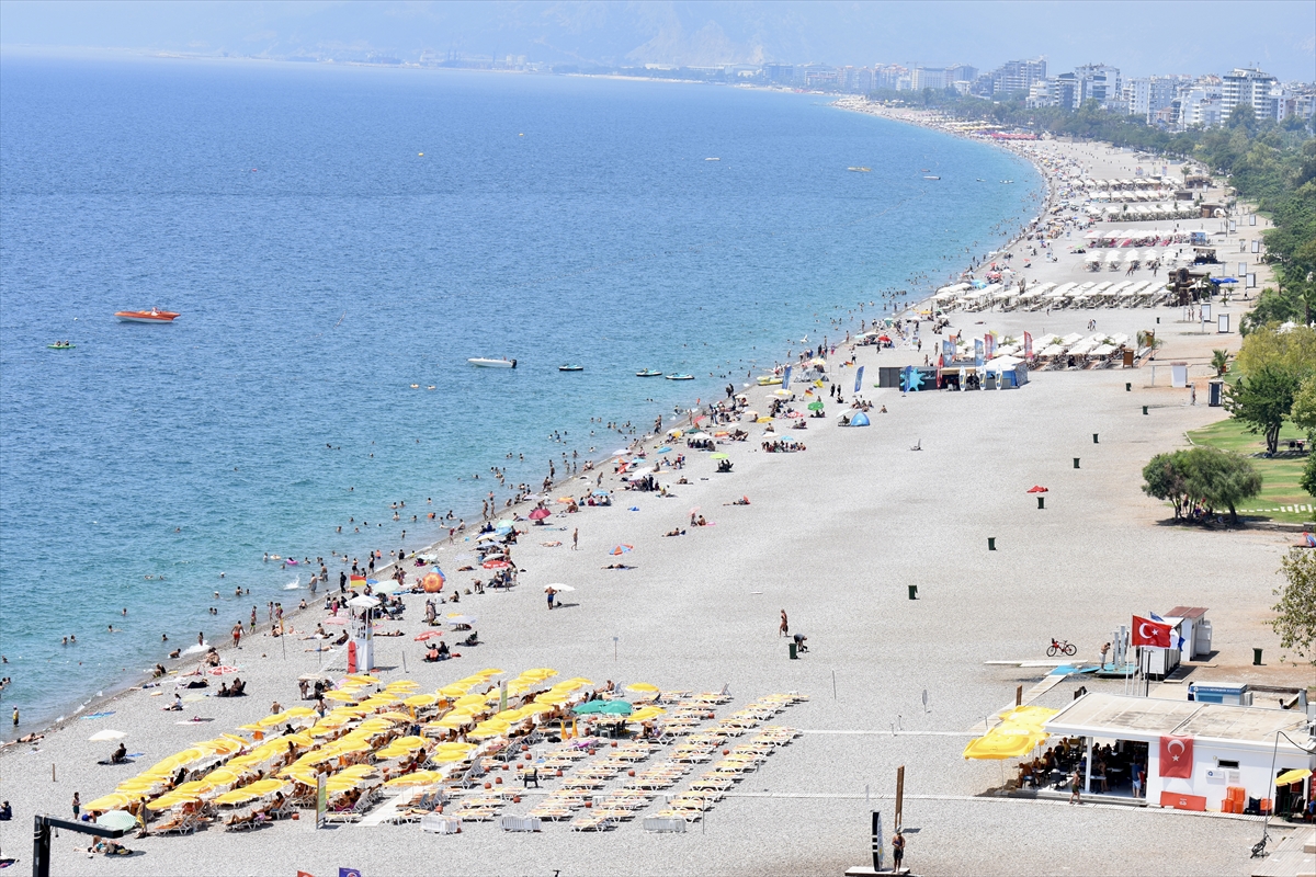 Antalya'da sıcak hava nedeniyle sahillerde yoğunluk yaşandı