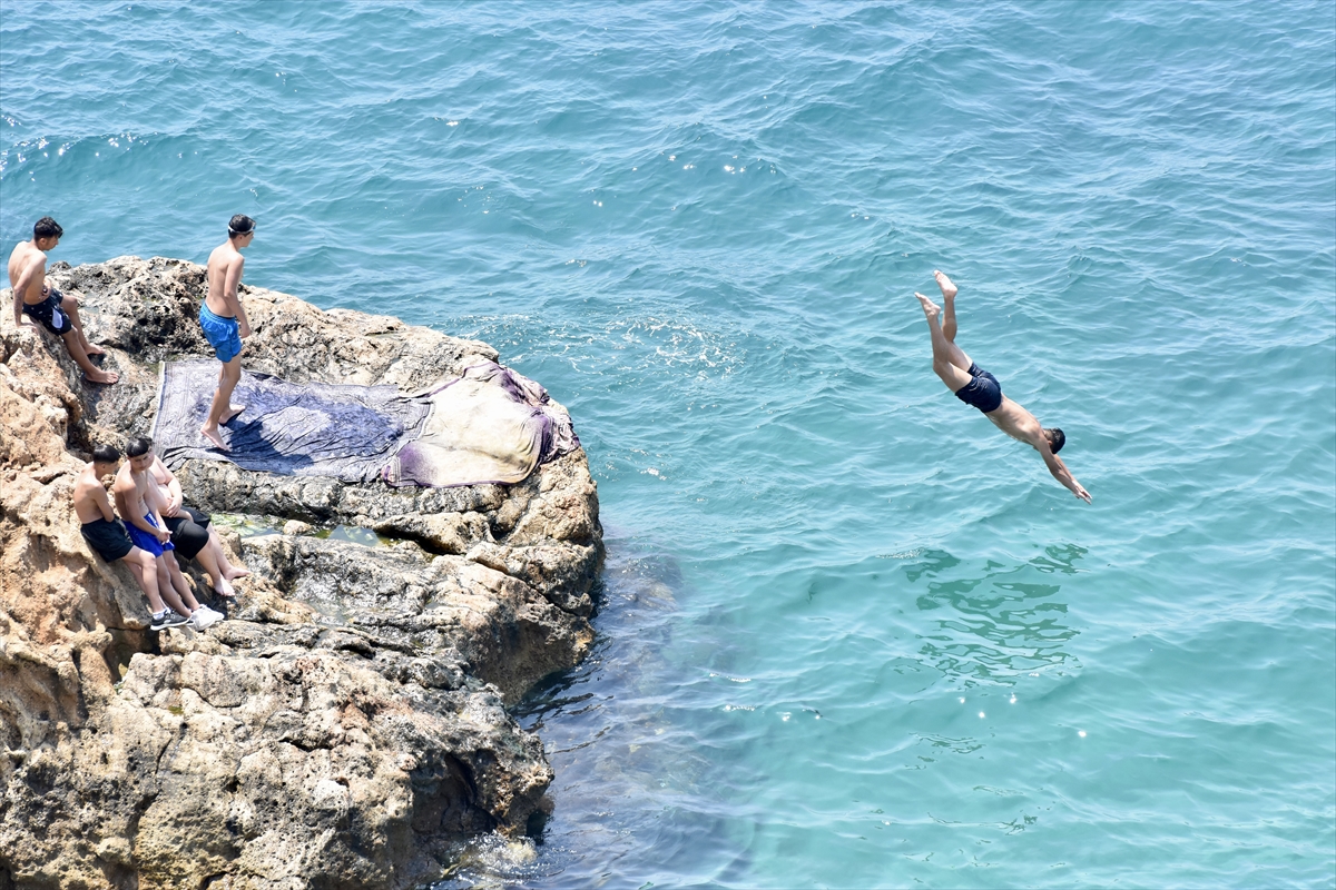 Antalya'da sıcak hava nedeniyle sahillerde yoğunluk yaşandı