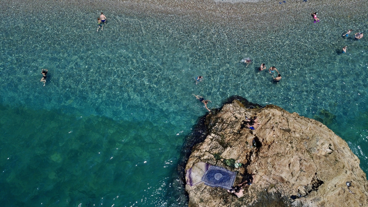 Antalya'da sıcak hava nedeniyle sahillerde yoğunluk yaşandı