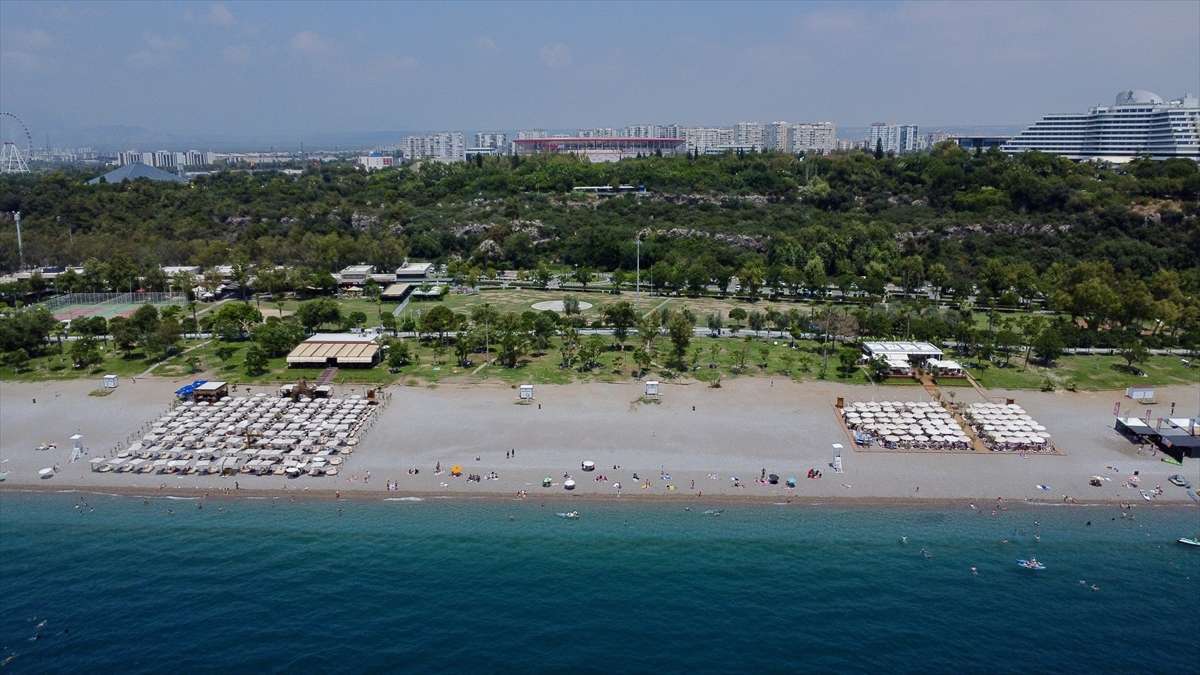 Antalya'da sıcak hava nedeniyle sahillerde yoğunluk yaşandı