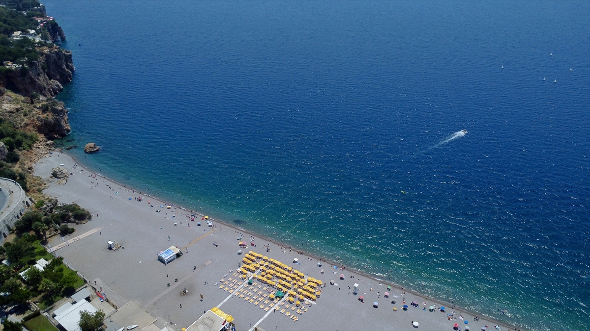 Antalya'da sıcak hava nedeniyle sahillerde yoğunluk yaşandı
