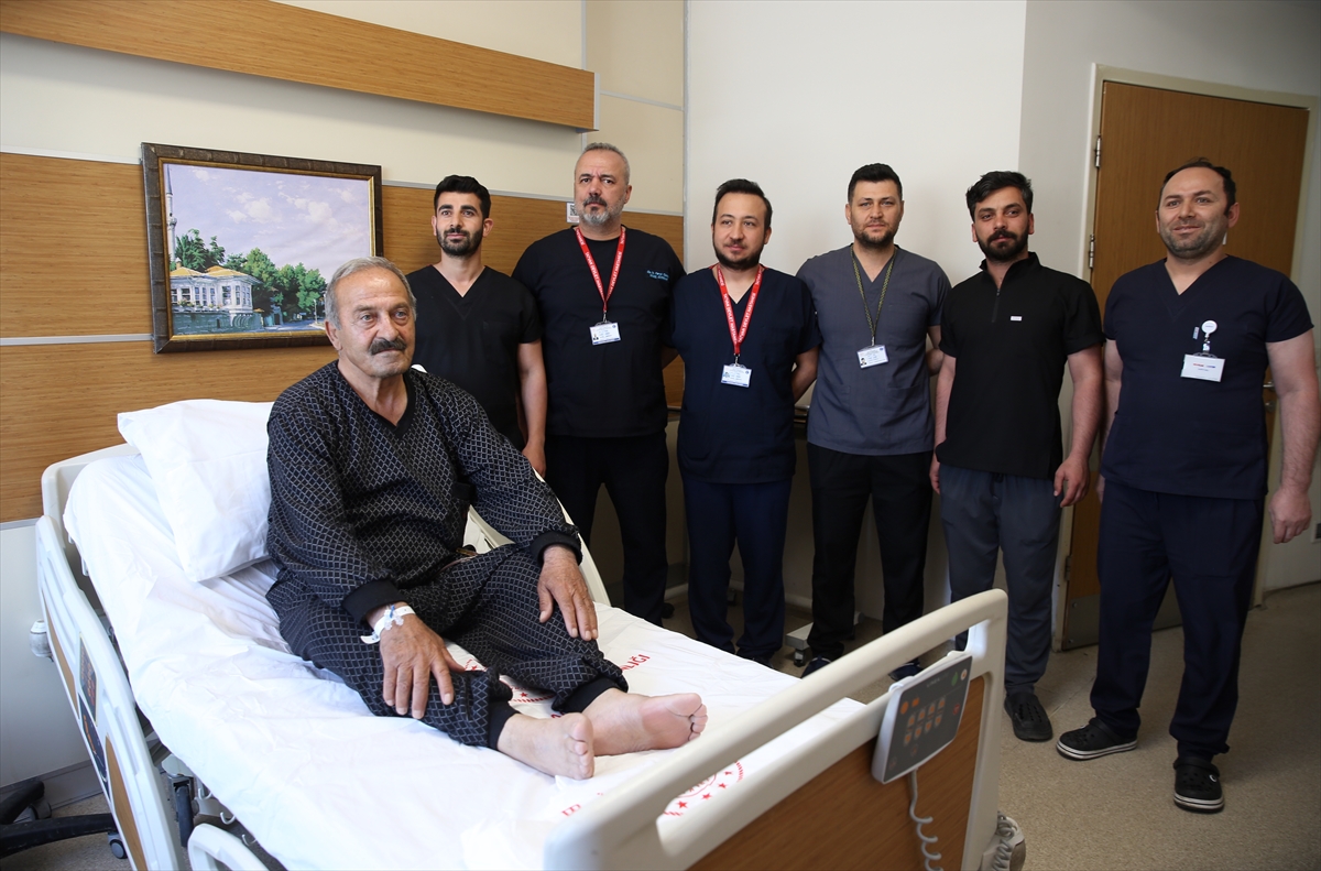 Bitlis'te 70 yaşındaki hastanın karın ve kasık fıtıkları tek ameliyatla tedavi edildi