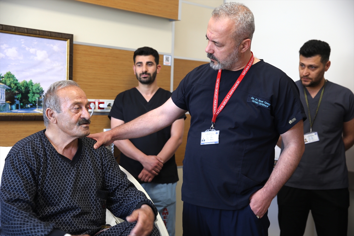 Bitlis'te 70 yaşındaki hastanın karın ve kasık fıtıkları tek ameliyatla tedavi edildi