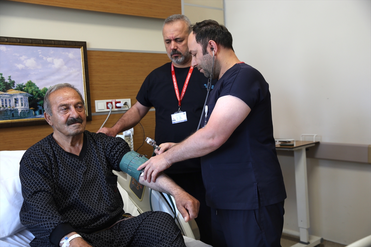 Bitlis'te 70 yaşındaki hastanın karın ve kasık fıtıkları tek ameliyatla tedavi edildi