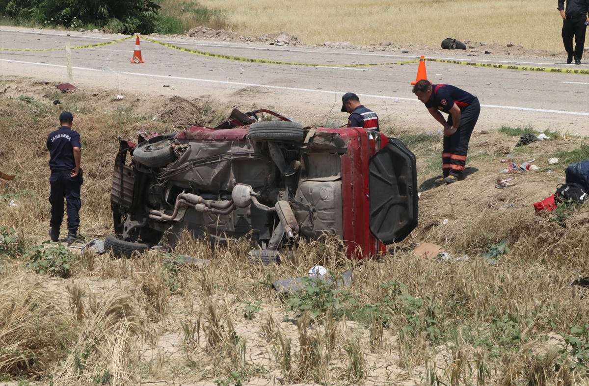 Çankırı'da hafif ticari araç ile otomobil çarpıştı, 3 kişi öldü, 4 kişi yaralandı