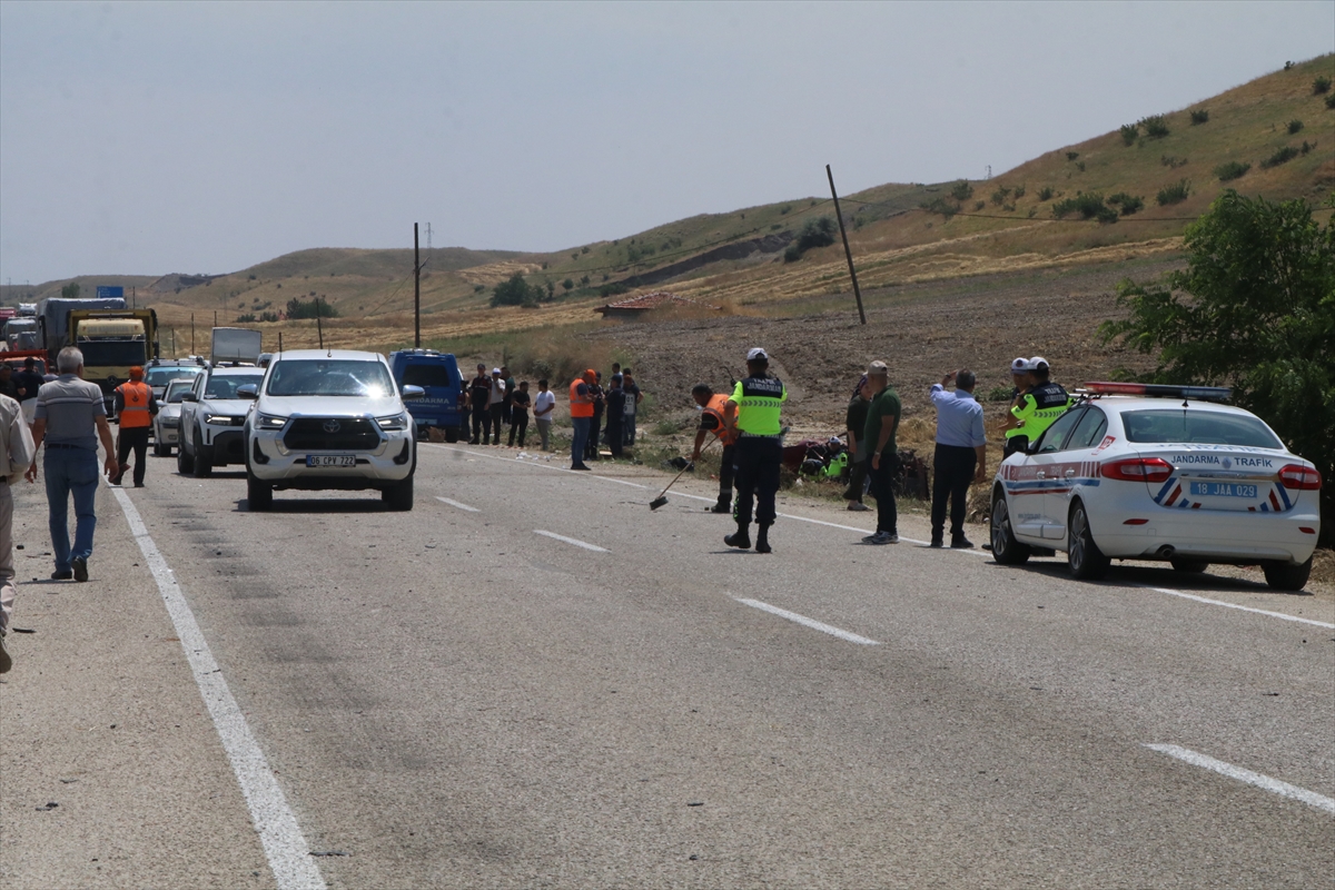 Çankırı'da hafif ticari araç ile otomobil çarpıştı, 3 kişi öldü, 4 kişi yaralandı