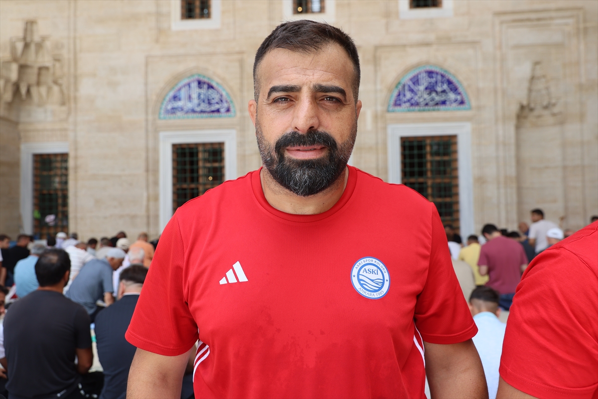 Kırkpınar pehlivanları er meydanı öncesi Selimiye Camisi'nde cuma namazı için saf tuttu