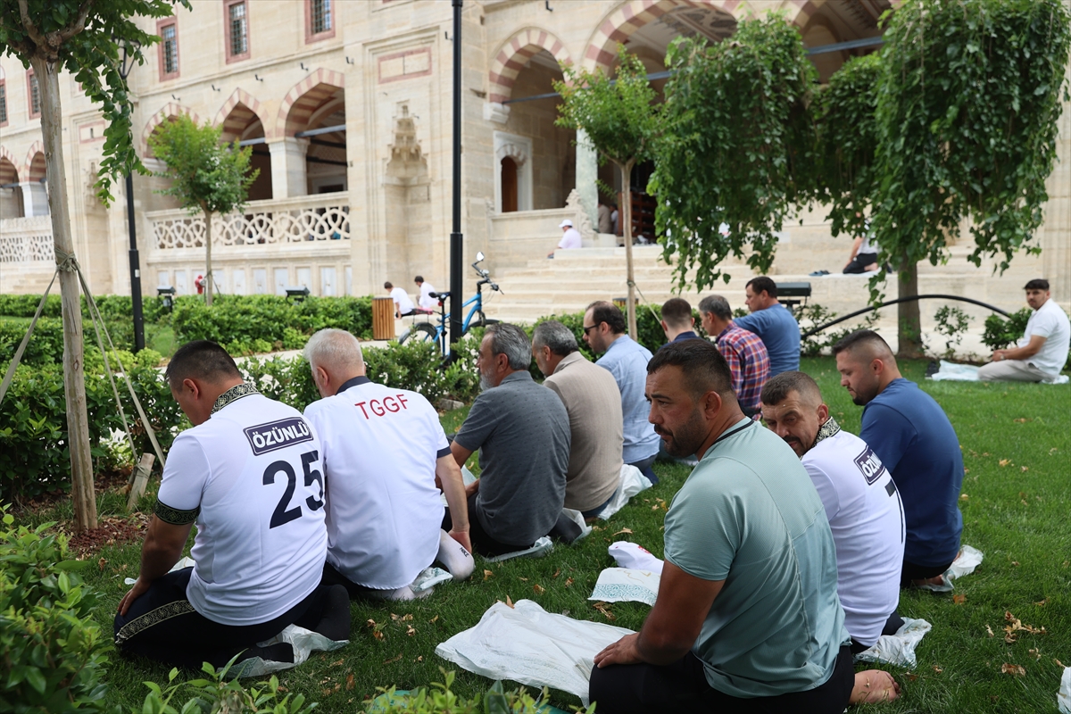 Kırkpınar pehlivanları er meydanı öncesi Selimiye Camisi'nde cuma namazı için saf tuttu