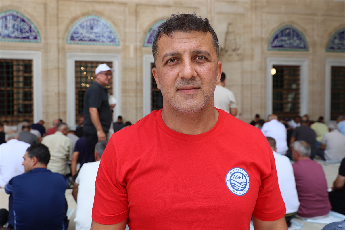 Kırkpınar pehlivanları er meydanı öncesi Selimiye Camisi'nde cuma namazı için saf tuttu