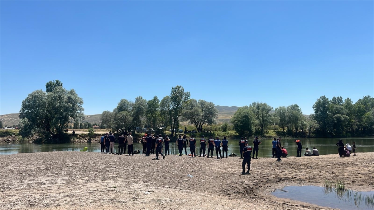 Sivas'ta Kızılırmak'ta akıntıya kapılarak kaybolan çocuğu arama çalışmaları sürüyor