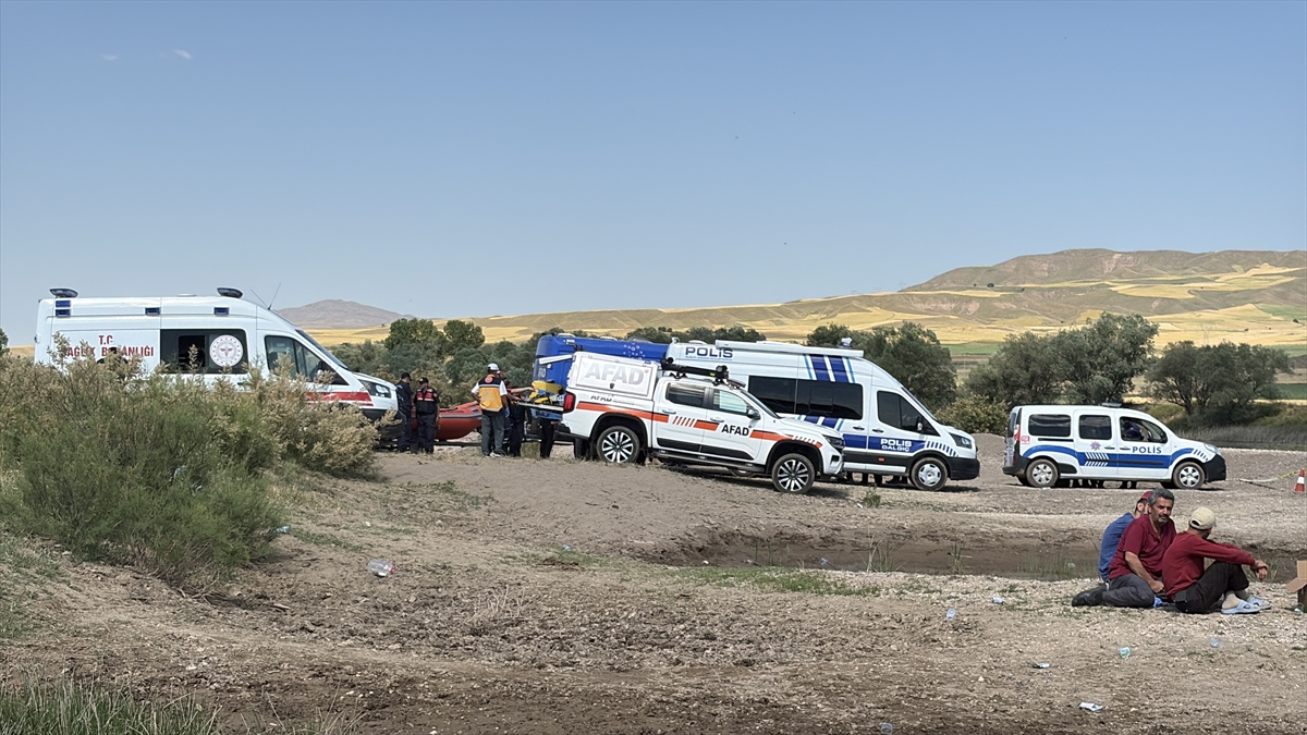Sivas'ta Kızılırmak'ta akıntıya kapılarak kaybolan çocuğu arama çalışmaları sürüyor