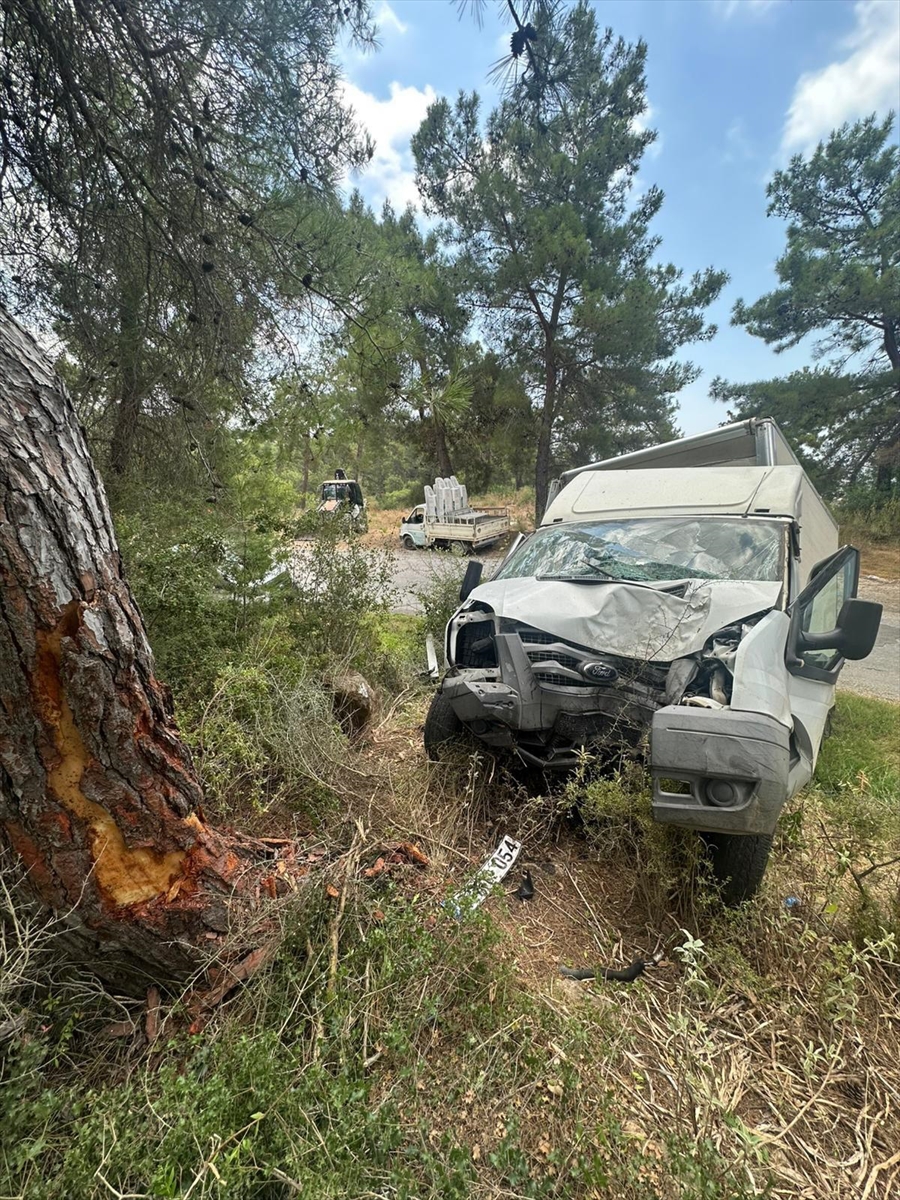 Alanya'da kaza: Kamyonet sürücüsü öldü, 1 yaralı