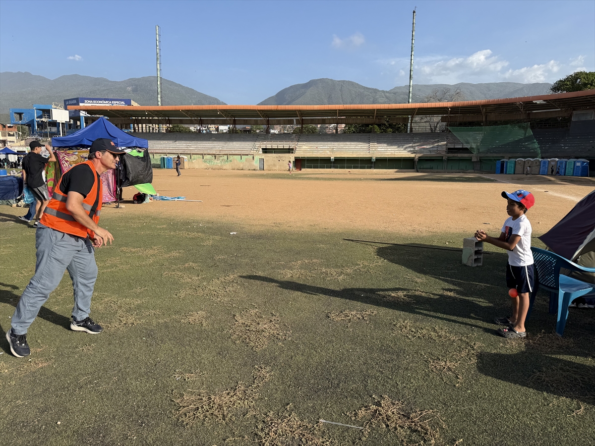 Venezuela'daki çifte depremin ardından binlerce afetzede stadyumlara sığındı