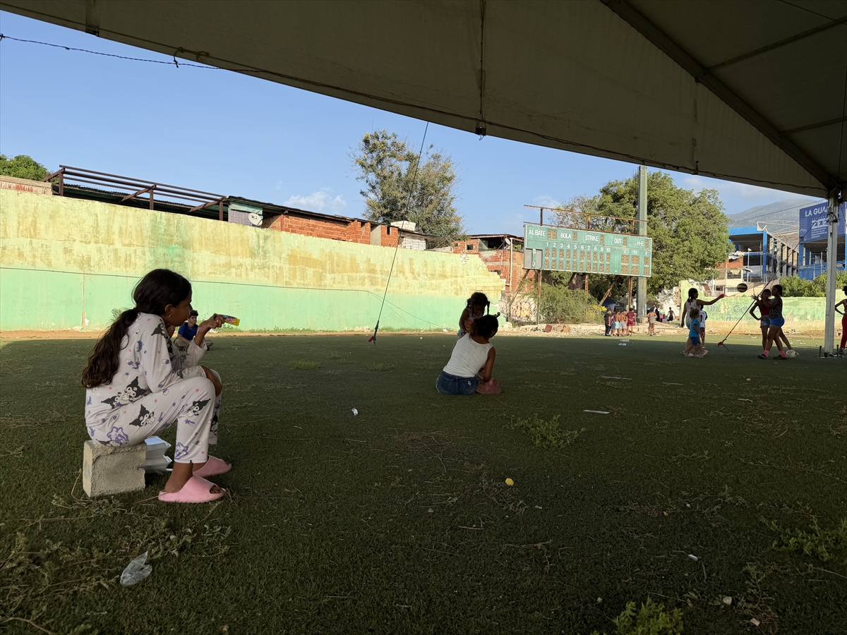 Venezuela'daki çifte depremin ardından binlerce afetzede stadyumlara sığındı