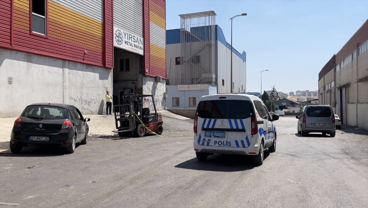 Gaziantep'te devrilen iş makinesinin altında kalan kişi öldü