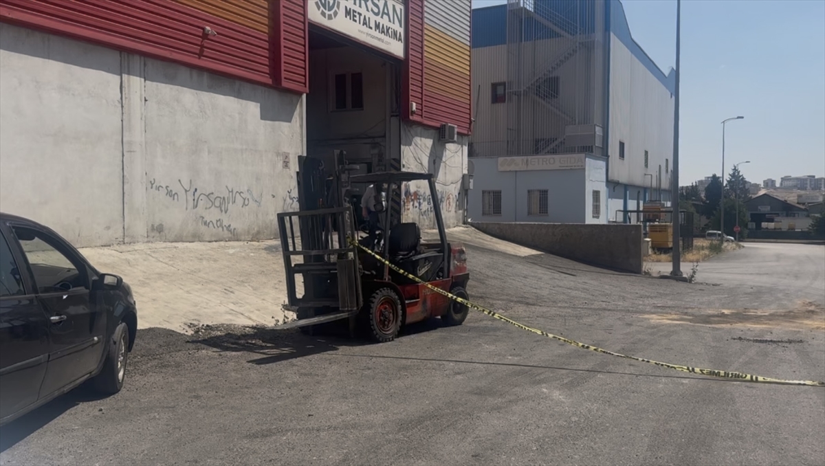 Gaziantep'te devrilen iş makinesinin altında kalan kişi öldü