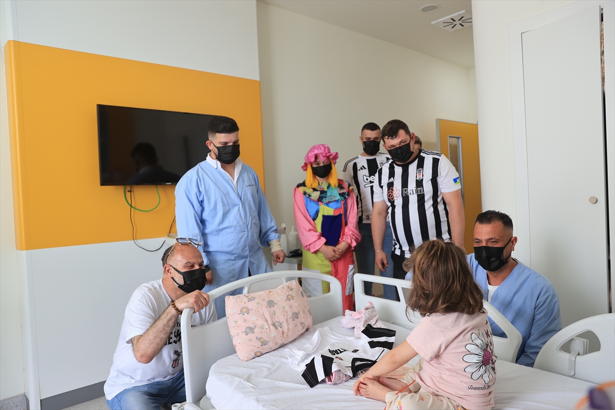 Beşiktaş taraftar grupları KANKA Hastanesi'ndeki kanser hastası çocuklara hediye dağıttı