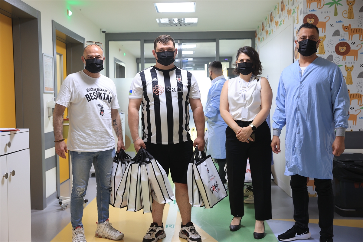 Beşiktaş taraftar grupları KANKA Hastanesi'ndeki kanser hastası çocuklara hediye dağıttı