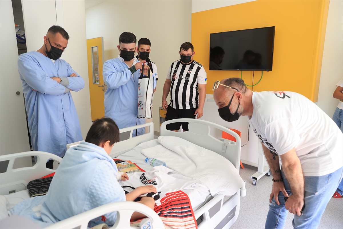 Beşiktaş taraftar grupları KANKA Hastanesi'ndeki kanser hastası çocuklara hediye dağıttı