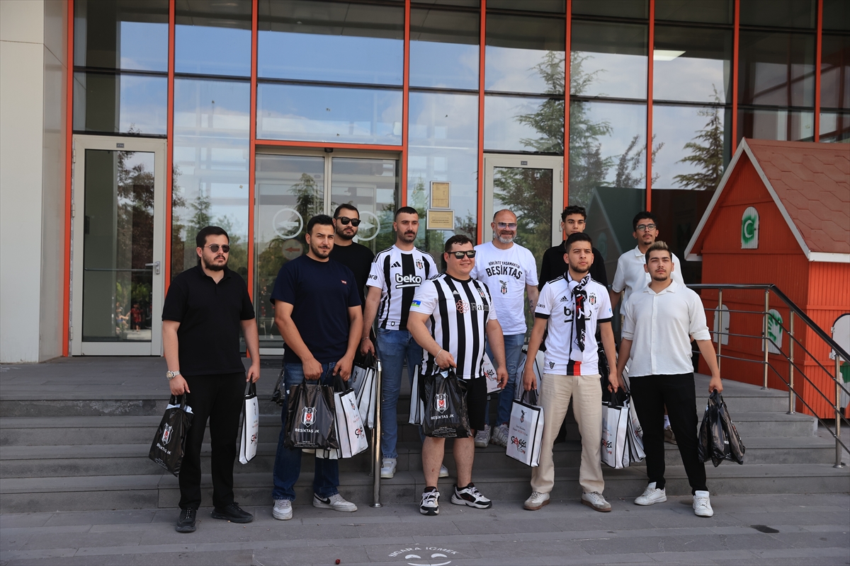 Beşiktaş taraftar grupları KANKA Hastanesi'ndeki kanser hastası çocuklara hediye dağıttı