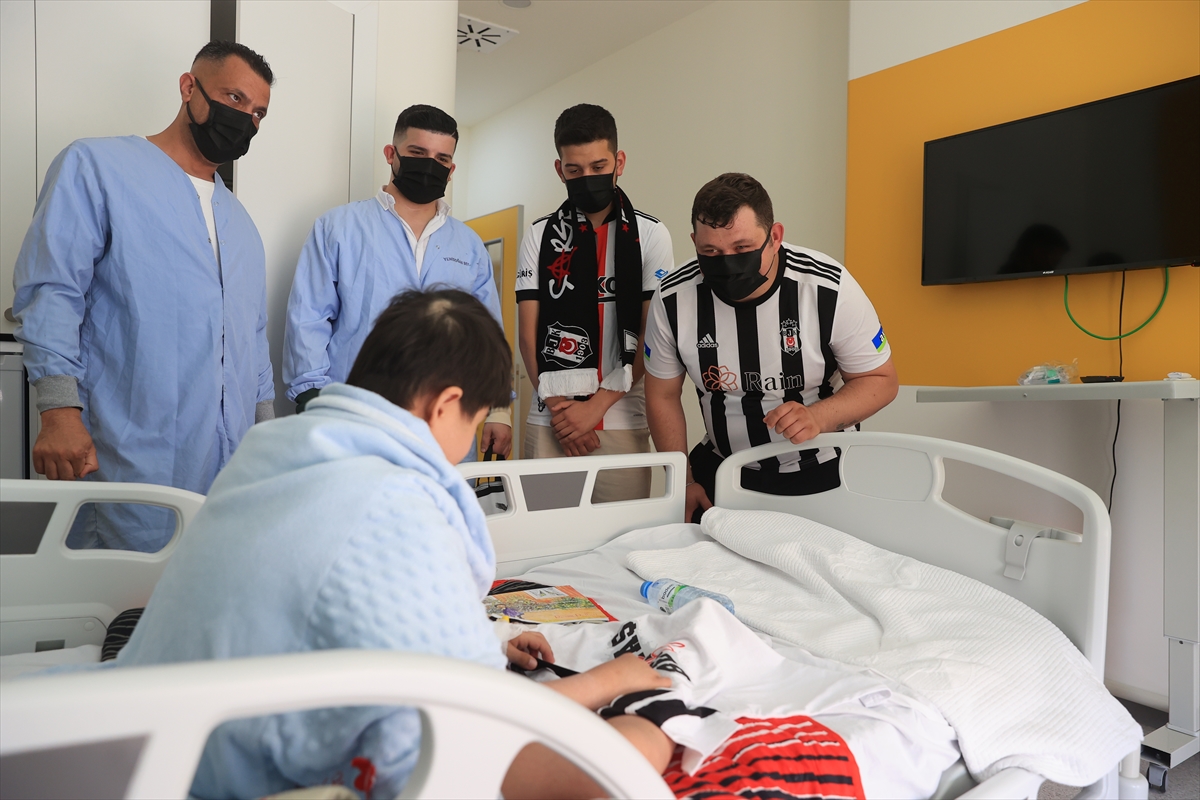 Beşiktaş taraftar grupları KANKA Hastanesi'ndeki kanser hastası çocuklara hediye dağıttı