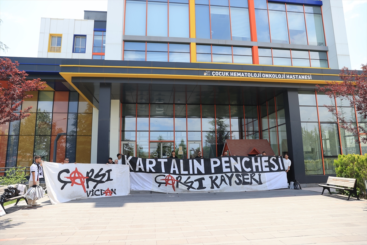 Beşiktaş taraftar grupları KANKA Hastanesi'ndeki kanser hastası çocuklara hediye dağıttı