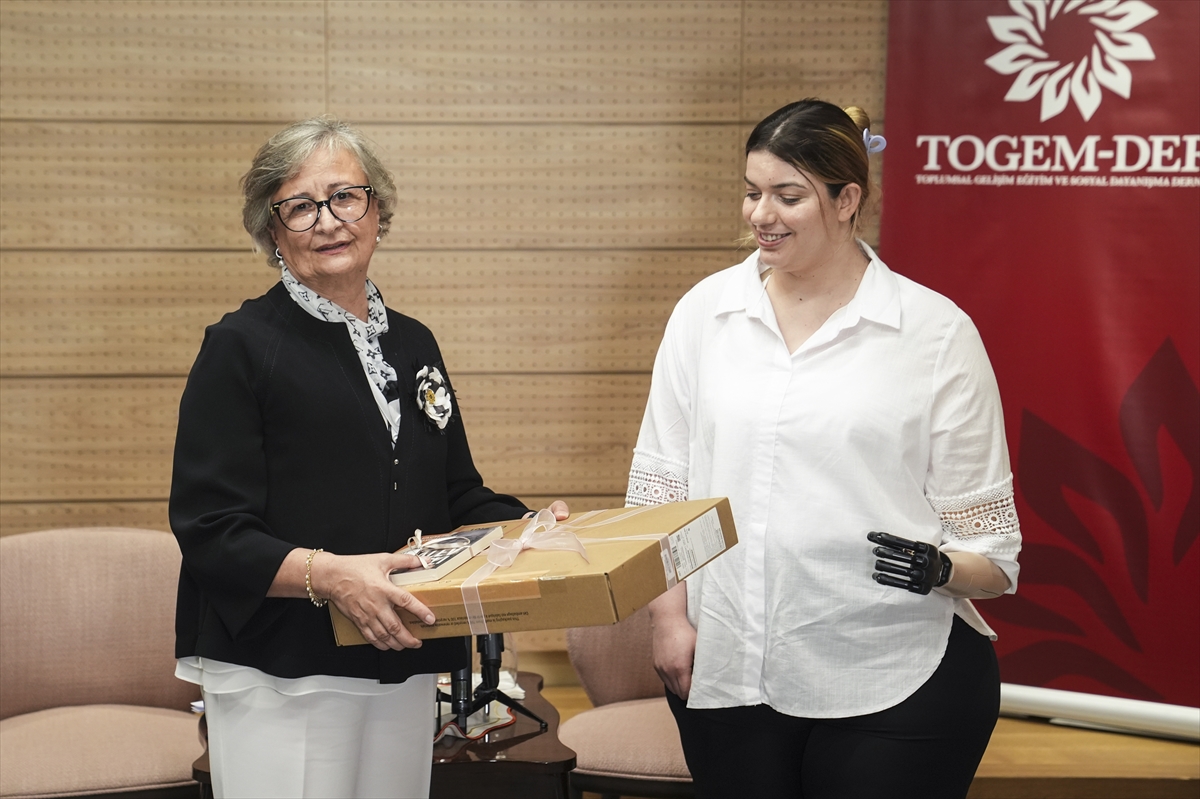 Depremzede anne TOGEM-DER desteğiyle biyonik kola kavuştu