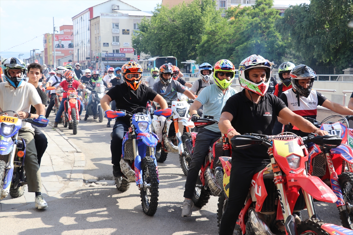 Ağrı'da Enduro Sporcuları Akrobasi Gösterisi Yaptı