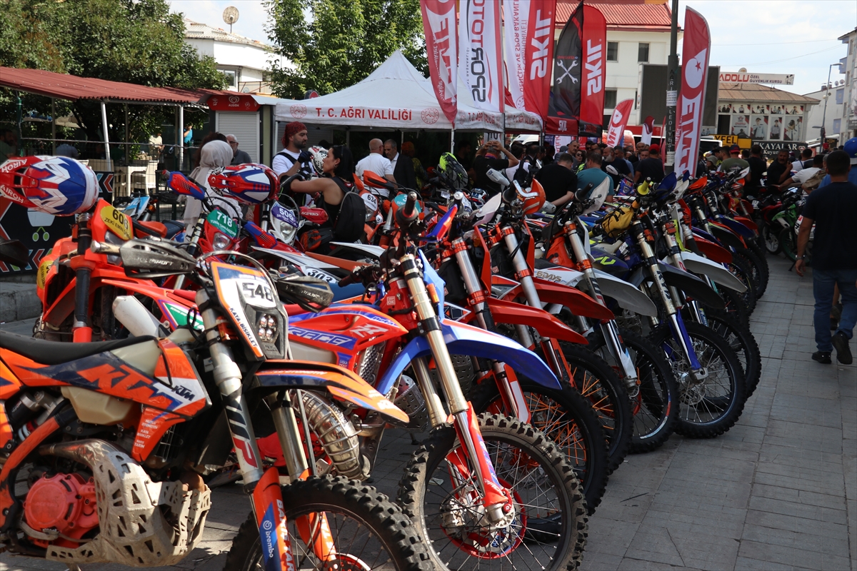 Ağrı'da Enduro Sporcuları Akrobasi Gösterisi Yaptı