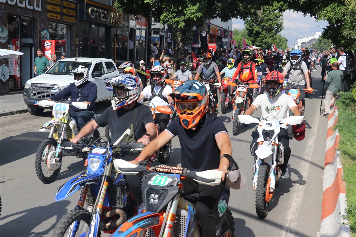 Ağrı'da Enduro Sporcuları Akrobasi Gösterisi Yaptı
