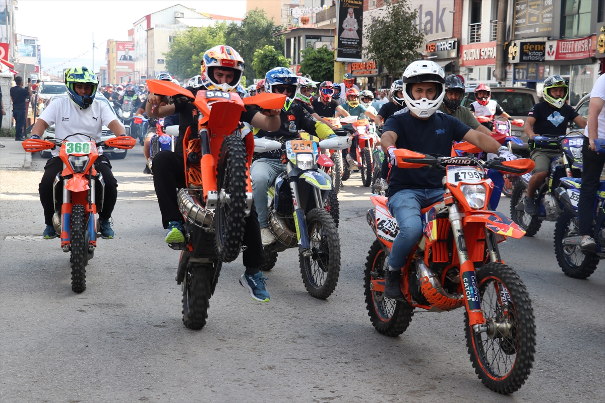 Ağrı'da Enduro Sporcuları Akrobasi Gösterisi Yaptı
