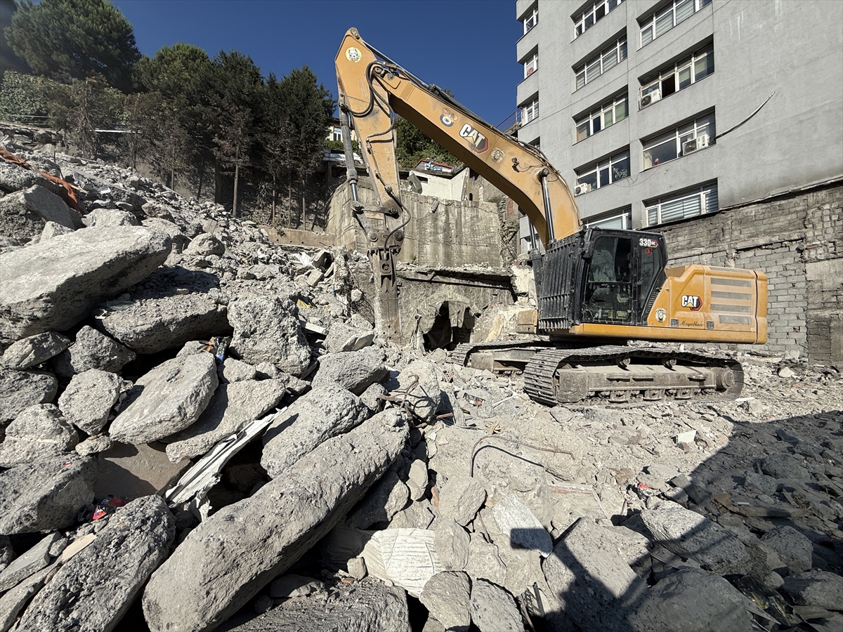 Zonguldak'ta iş hanının yıkıldığı alanda bulunan sığınak incelenecek