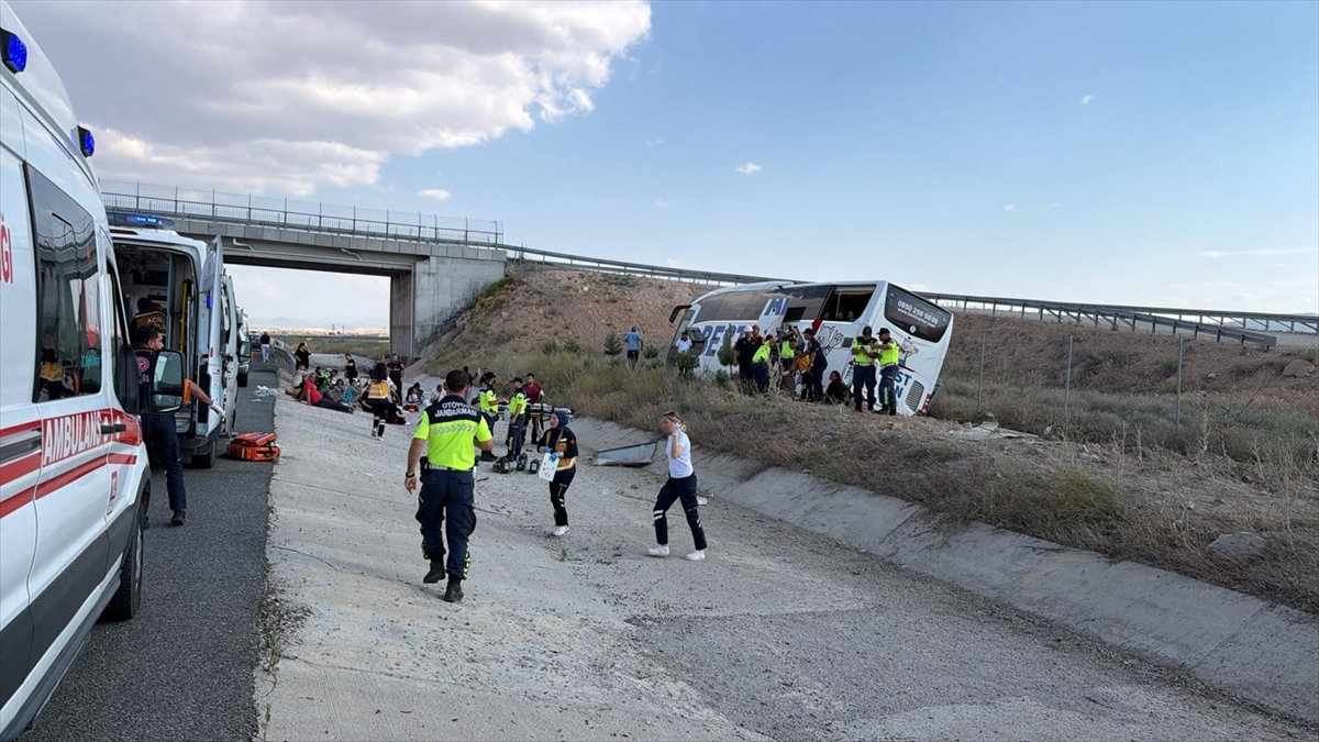 GÜNCELLEME - Aksaray'da yoldan çıkan otobüsteki 44 kişi yaralandı
