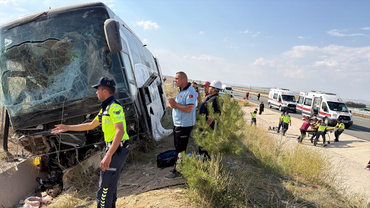 GÜNCELLEME - Aksaray'da yoldan çıkan otobüsteki 44 kişi yaralandı