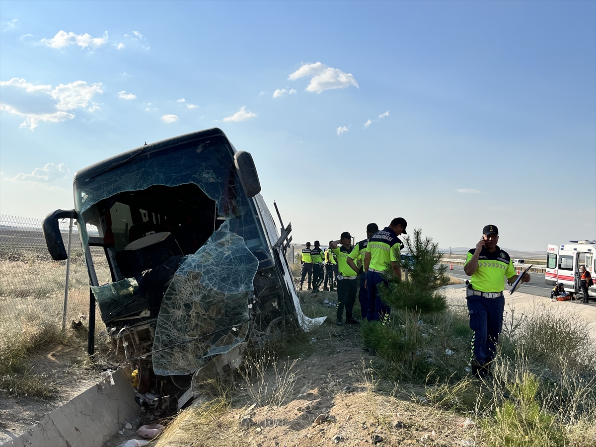 GÜNCELLEME - Aksaray'da yoldan çıkan otobüsteki 44 kişi yaralandı