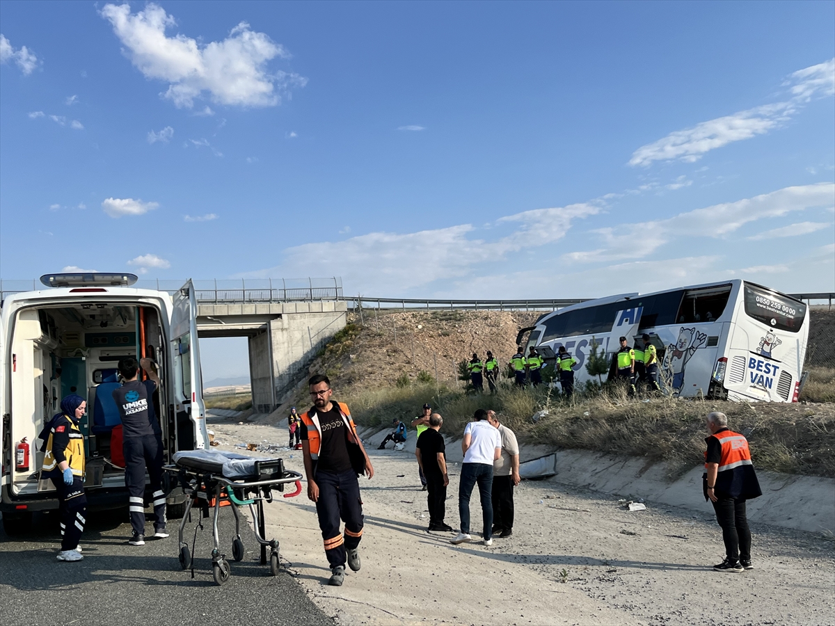 GÜNCELLEME - Aksaray'da yoldan çıkan otobüsteki 44 kişi yaralandı