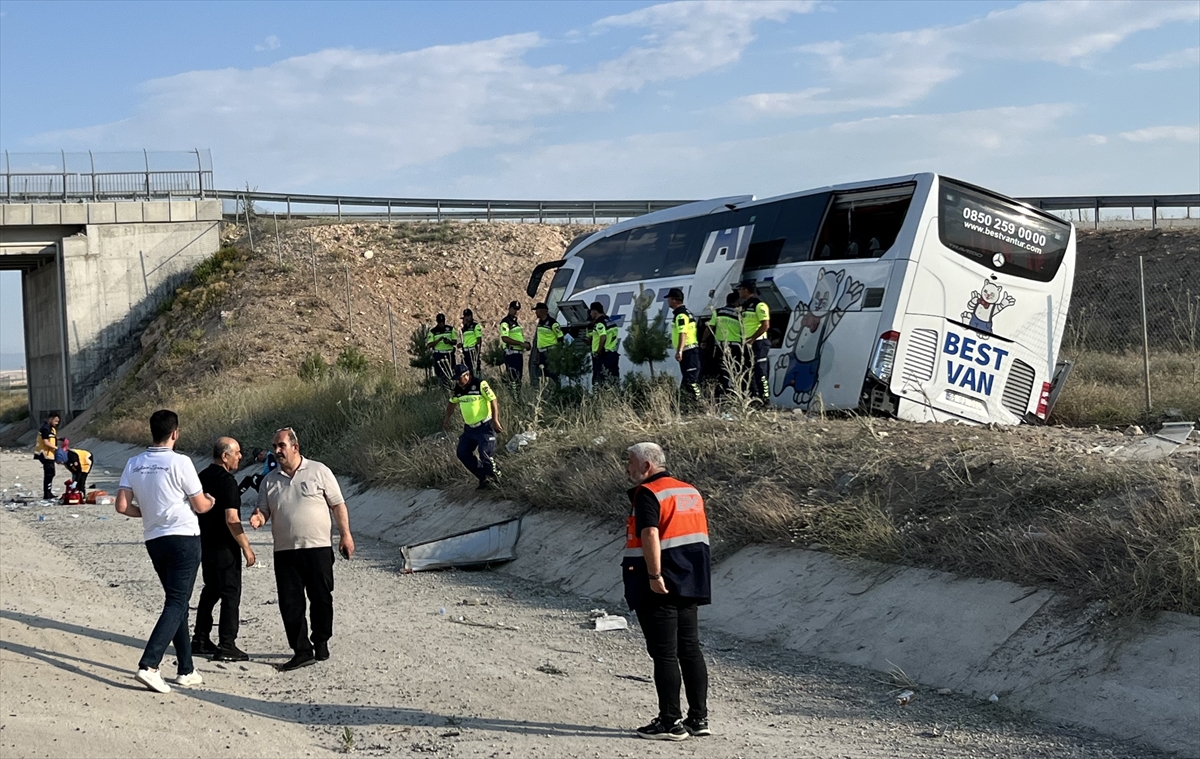 GÜNCELLEME - Aksaray'da yoldan çıkan otobüsteki 44 kişi yaralandı