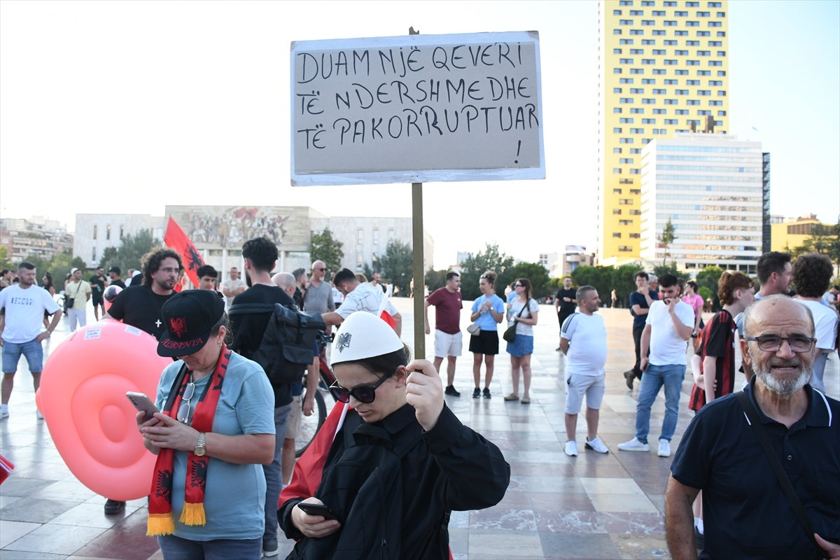 Arnavutluk'ta Zvernec'teki turizm projesine karşı gösteriler sürüyor