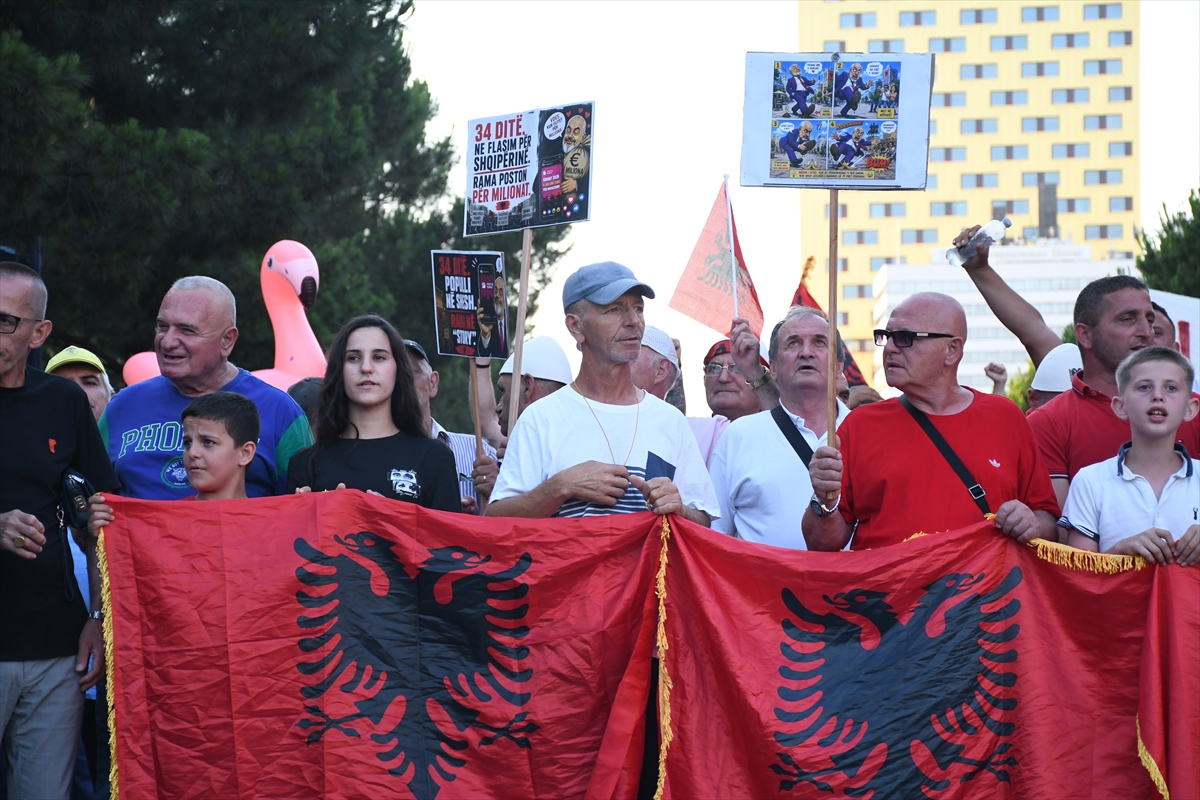 Arnavutluk'ta Zvernec'teki turizm projesine karşı gösteriler sürüyor