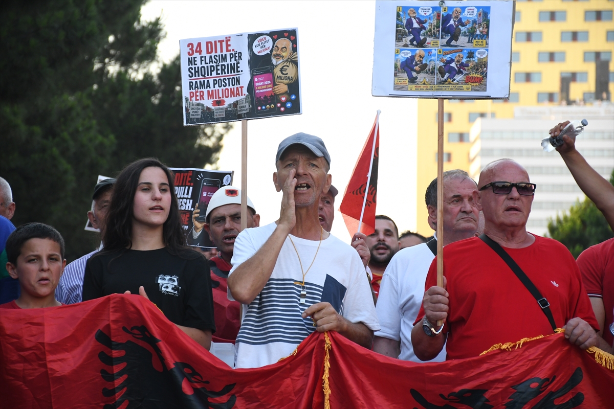Arnavutluk'ta Zvernec'teki turizm projesine karşı gösteriler sürüyor