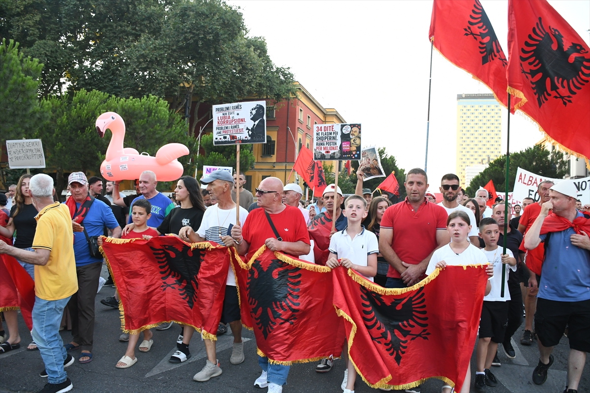 Arnavutluk'ta Zvernec'teki turizm projesine karşı gösteriler sürüyor