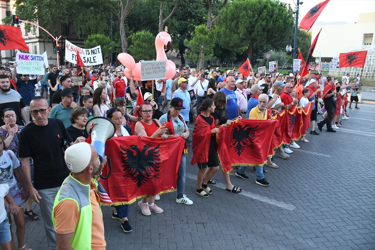 Arnavutluk'ta Zvernec'teki turizm projesine karşı gösteriler sürüyor