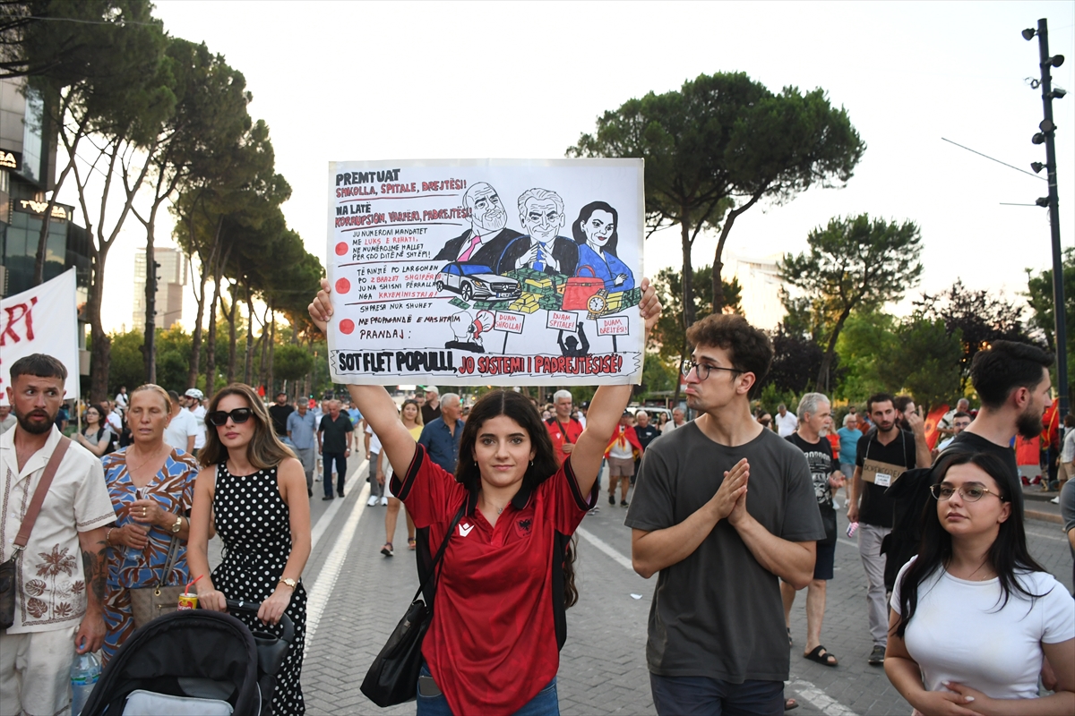 Arnavutluk'ta Zvernec'teki turizm projesine karşı gösteriler sürüyor
