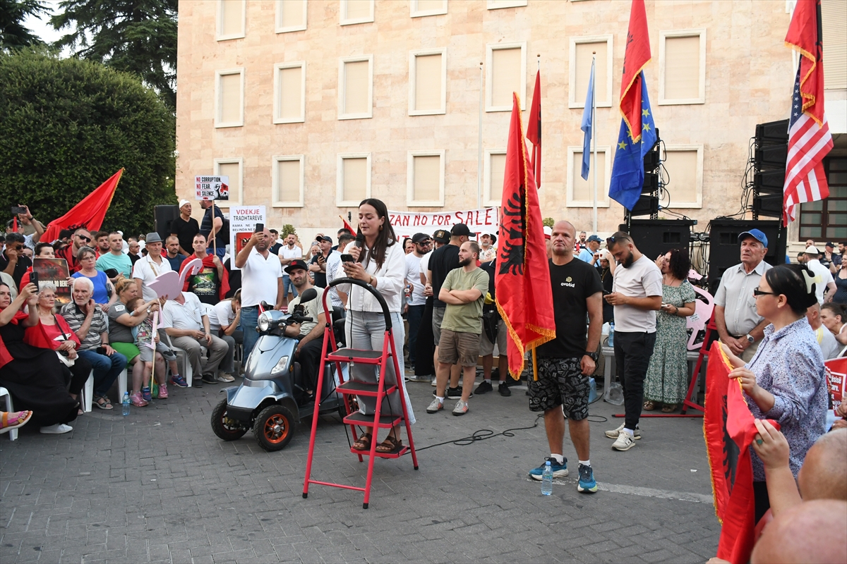 Arnavutluk'ta Zvernec'teki turizm projesine karşı gösteriler sürüyor
