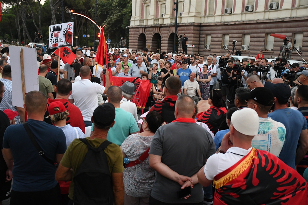 Arnavutluk'ta Zvernec'teki turizm projesine karşı gösteriler sürüyor