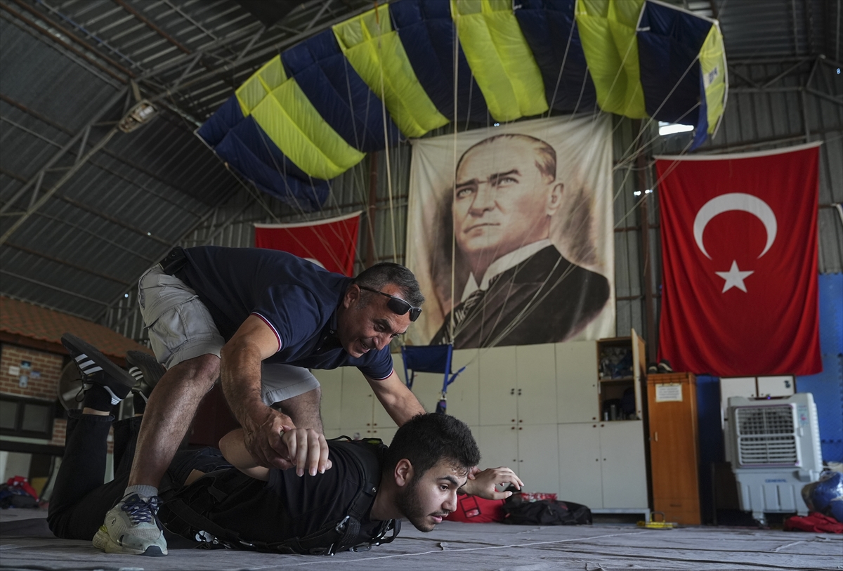 Macera tutkunu görme engelli genç "gökyüzü dalışı" hayalini gerçekleştirdi